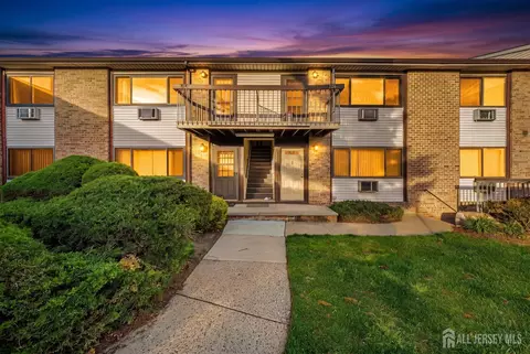 128 Cricket Ln, Woodbridge, NJ 07095