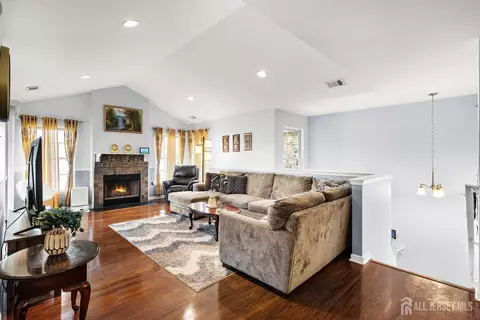 123 Chariot Ct, Piscataway, NJ 08854
