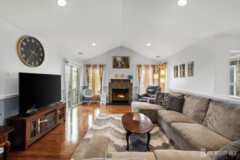 123 Chariot Ct, Piscataway, NJ 08854