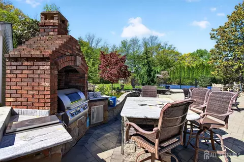 11 Apple Manor Ln, East Brunswick, NJ 08816
