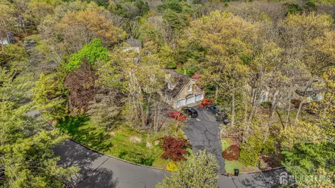 8 Crommelin Ct, East Brunswick, NJ 08816
