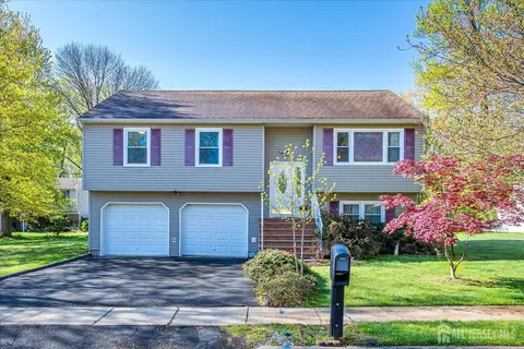 6 Sussex Ct, Edison, NJ 08820