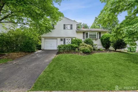 28 Price Dr, Edison, NJ 08817