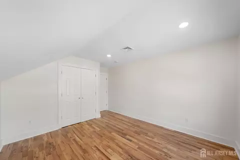 Bedroom - 77 Green Brook Rd, Middlesex, NJ 08846 photo 4 of 8