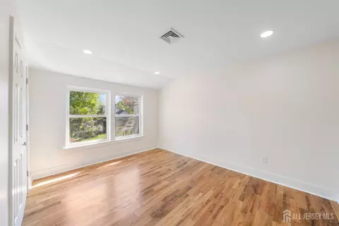 Bedroom - 77 Green Brook Rd, Middlesex, NJ 08846 photo 7 of 8