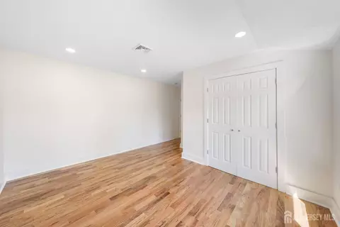 Bedroom - 77 Green Brook Rd, Middlesex, NJ 08846 photo 8 of 8