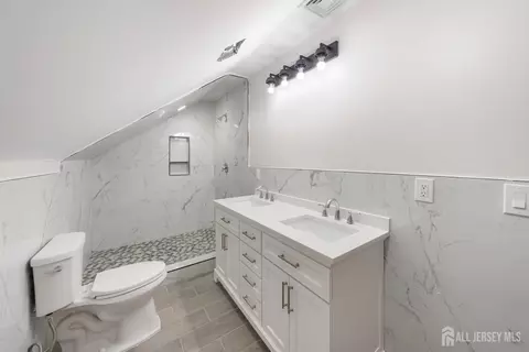 Bath - 77 Green Brook Rd, Middlesex, NJ 08846 photo 1 of 4