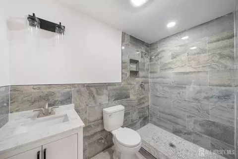 Bath - 77 Green Brook Rd, Middlesex, NJ 08846 photo 3 of 4