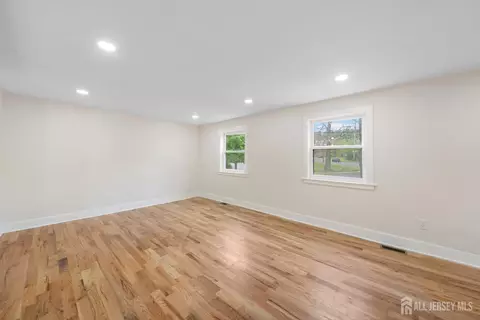 Living - 77 Green Brook Rd, Middlesex, NJ 08846 photo 2 of 5