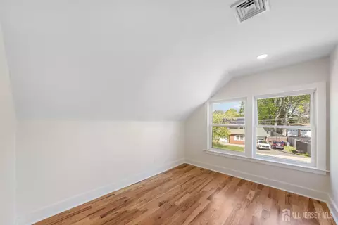 Bedroom - 77 Green Brook Rd, Middlesex, NJ 08846 photo 2 of 8