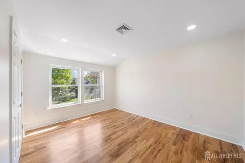 Bedroom - 77 Green Brook Rd, Middlesex, NJ 08846 photo 5 of 8