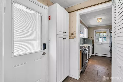 Entry Way - 52 Walnut St, Edison, NJ 08817 photo 2 of 5