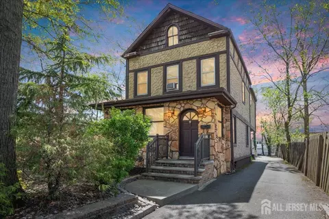 225 Freeman St, Woodbridge, NJ 07095