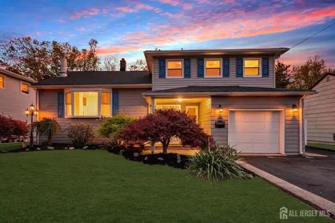 17 Hollywood Dr, Woodbridge, NJ 07095