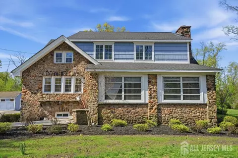 905 N Washington Ave, Green Brook, NJ 08812