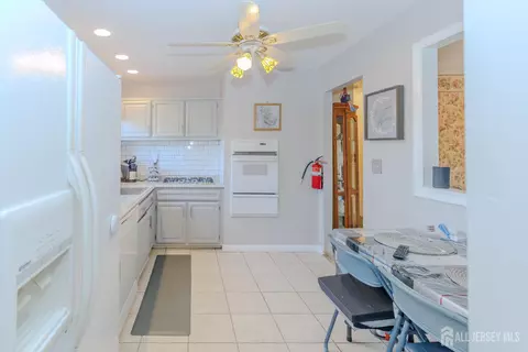 Kitchen - 286 Harris Ave, Middlesex, NJ 08846 photo 2 of 4