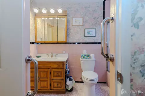 Bath - 286 Harris Ave, Middlesex, NJ 08846 photo 1 of 1
