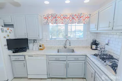 Kitchen - 286 Harris Ave, Middlesex, NJ 08846 photo 4 of 4