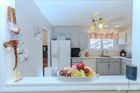 Kitchen - 286 Harris Ave, Middlesex, NJ 08846 photo 3 of 4