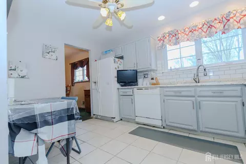 Kitchen - 286 Harris Ave, Middlesex, NJ 08846 photo 1 of 4
