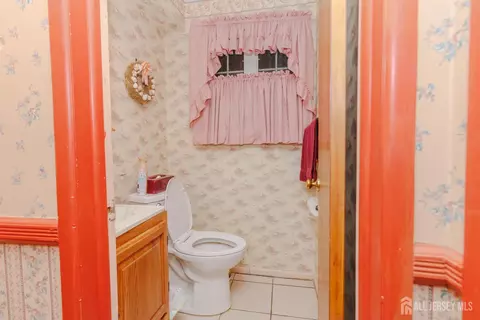 Entry Way - 286 Harris Ave, Middlesex, NJ 08846 photo 5 of 5
