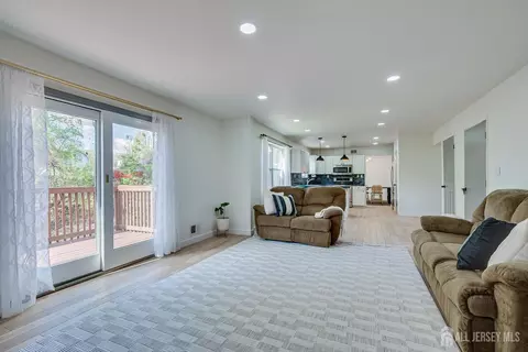 Living - 122 Dewolfe St, Edison, NJ 08817 photo 2 of 4