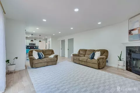 Living - 122 Dewolfe St, Edison, NJ 08817 photo 3 of 4