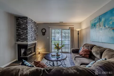 2101 Candlelight Ct, Helmetta, NJ 08828