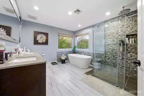 Bath - 5 Robert Ct, Monroe, NJ 08831 photo 2 of 8