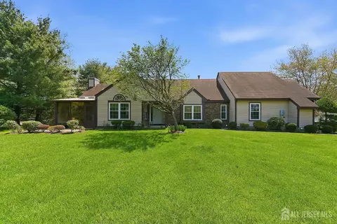 19 Ingram Dr, Monroe, NJ 08831
