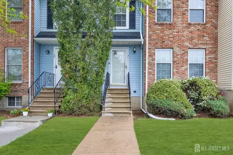39 Delikat Ln, Sayreville, NJ 08872