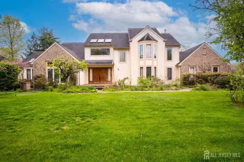 20 Sapphire Dr, West Windsor, NJ 08550