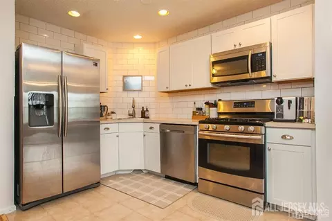 9 Wilmbelton Ct, Edison, NJ 08820