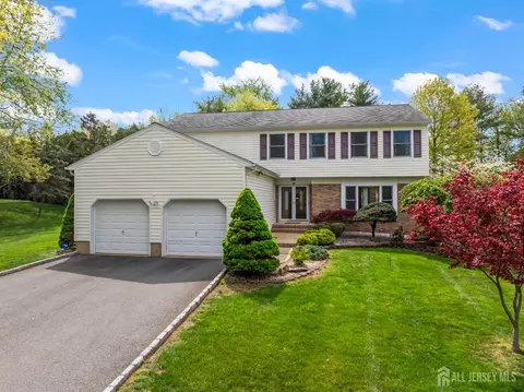 19 Aspen Cir, Edison, NJ 08820