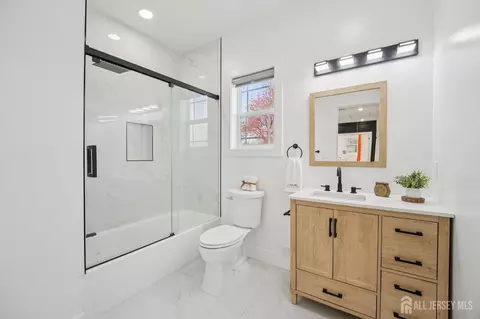 Bath - 75 Jefferson Blvd, Edison, NJ 08817 photo 2 of 6