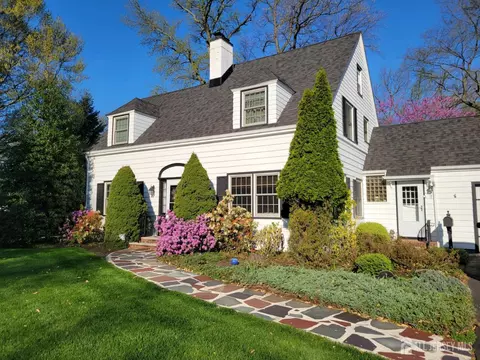 7 Crest Rd, New Brunswick, NJ 08901