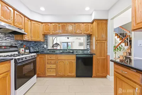 Kitchen - 103 Timber Oaks Rd, Edison, NJ 08820 photo 3 of 4