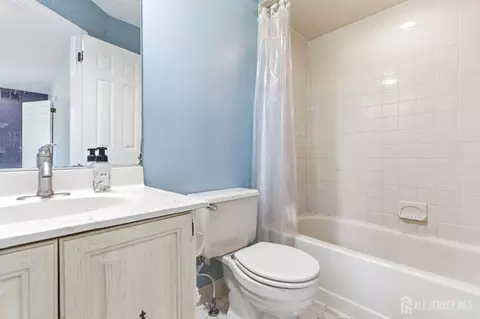 Bath - 103 Timber Oaks Rd, Edison, NJ 08820 photo 3 of 3