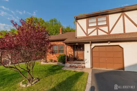 8 Winsor Ct, Sayreville, NJ 08872