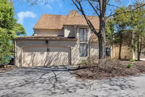 9 Carriage Pl, Edison, NJ 08820