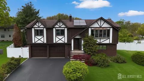 2 Marc Ct, Edison, NJ 08820