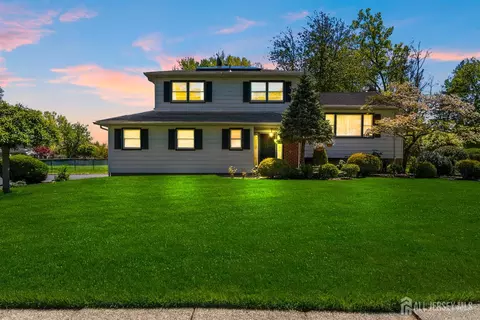 34 Ventnor Dr, Edison, NJ 08820