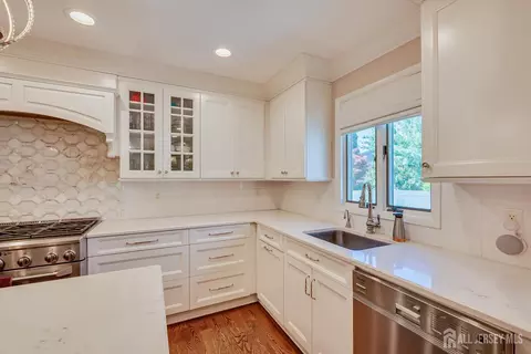 Kitchen - 22 Celler Rd, Edison, NJ 08817 photo 3 of 8