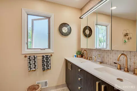 Bath - 22 Celler Rd, Edison, NJ 08817 photo 3 of 5