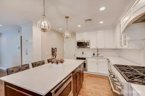 Kitchen - 22 Celler Rd, Edison, NJ 08817 photo 4 of 8