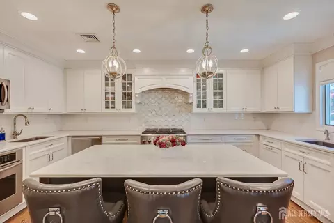 Kitchen - 22 Celler Rd, Edison, NJ 08817 photo 2 of 8