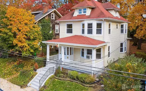 28 Oak Ln, Trenton, NJ 08618