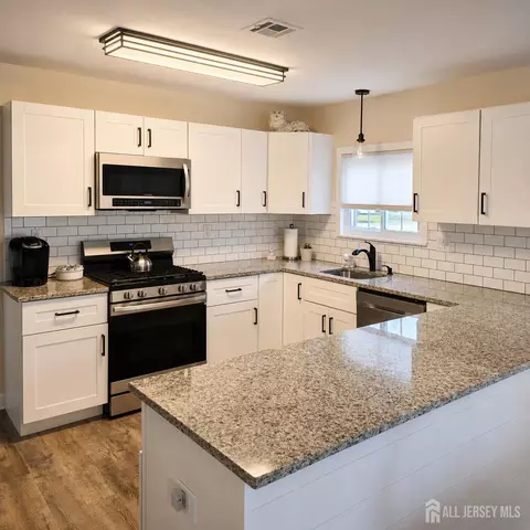 Kitchen - 71 Bimini Dr, Berkeley, NJ 08757 photo 2 of 4