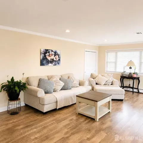 Living - 71 Bimini Dr, Berkeley, NJ 08757 photo 2 of 3