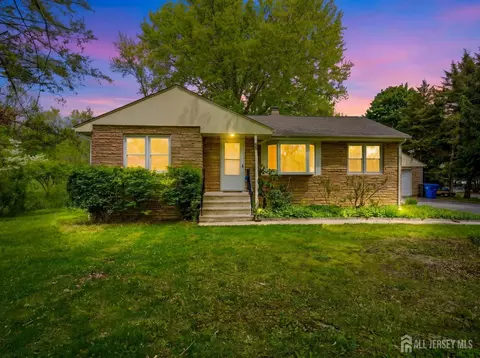 98 S Main St S, Cranbury, NJ 08512